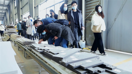 直降钜惠！柯唯尔全屋定制工厂团购会再现排队热潮，背后是十三道手工打磨的极致工艺